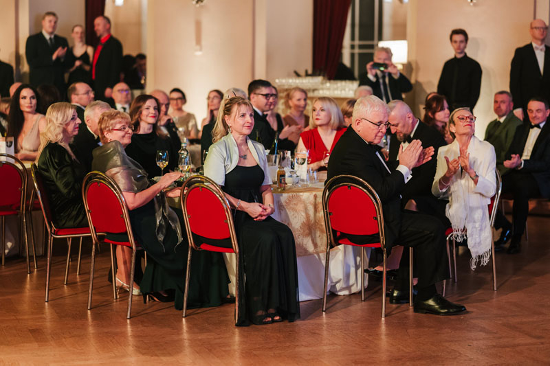 Mezi další, neméně významné hosty pak patřily také Mgr. Alice Strnadová, MBA, ředitelka Odboru ošetřovatelství a nelékařských povolání a hlavní sestra ČR, dále pak Bc. Dagmar Žitníková, dlouholetá předsedkyně Odborového svazu zdravotnictví a sociální péče ČR, a PhDr. Ivana Mádlová, Ph.D., MBA, všeobecná sestra manažerka, poslankyně Výboru pro zdravotnictví a předsedkyně podvýboru pro nelékařská povolání. Na plese byl přítomen také MUDr. David Marx, Ph.D., proděkan pro studium a výuku 3. lékařské fakulty Univerzity Karlovy.