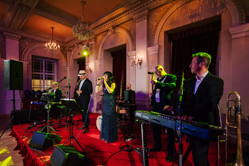 V Malém sále hrála pro tanečníky skupina The Party Band